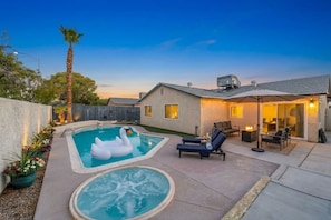 A backyard with a swimming pool, lounge chairs, and a hot tub. - Modern 3 bd Oasis, Pool, Spa, Fire Pit, Vegas Strip, Allegiant Stadium (Las Vegas)