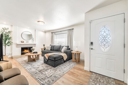 Modern 3 bd Oasis, Pool, Spa, Fire Pit, Vegas Strip, Allegiant Stadium