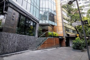 A modern building with a glass facade, a wooden staircase, and a sign for 'CIBLES'. - Mini Loft w/ Cibeles Fountain View - Balcony & AC (Ciudad de México)