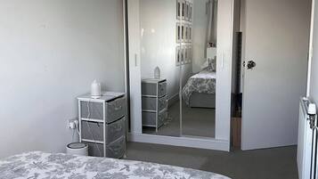 Iron/ironing board, WiFi, bed sheets