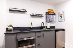 Coffee/tea maker, microwave, stovetop, cookware/dishes/utensils - Thena Hotel - Spacious 1 BDRM (Philadelphia)