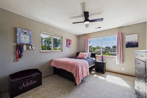 Room - Spacious 4-bedroom house in peaceful Eureka with backyard and fire pit (Eureka)