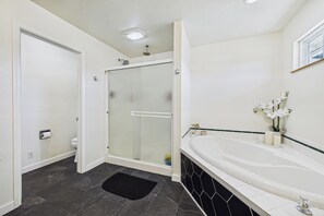 Bathroom - Spacious 4-bedroom house in peaceful Eureka with backyard and fire pit (Eureka)