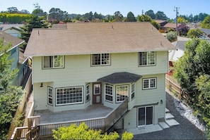 Exterior - Spacious 4-bedroom house in peaceful Eureka with backyard and fire pit (Eureka)