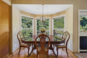 Dining - Spacious 4-bedroom house in peaceful Eureka with backyard and fire pit (Eureka)