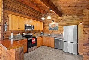 Private kitchen - Cedar Log Home, Restful Haven, Couples Hideaway and Adventurous Family Basecamp. (Volcano)