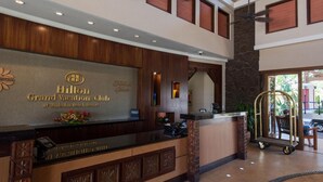 Un comptoir d’accueil au Hilton Grand Vacations Club, avec un mur en pierre et un lambris en bois.