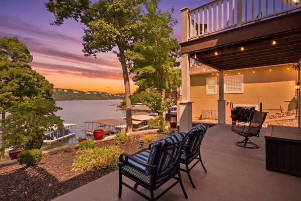 A waterfront patio with outdoor seating and a view of the lake. - Executive Style Lakefront Porto Cima Retreat (Sunrise Beach)