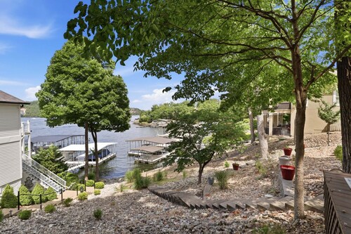 Executive Style Lakefront Porto Cima Retreat
