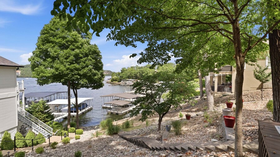 Executive Style Lakefront Porto Cima Retreat