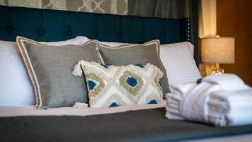 Desk, iron/ironing board, WiFi, bed sheets