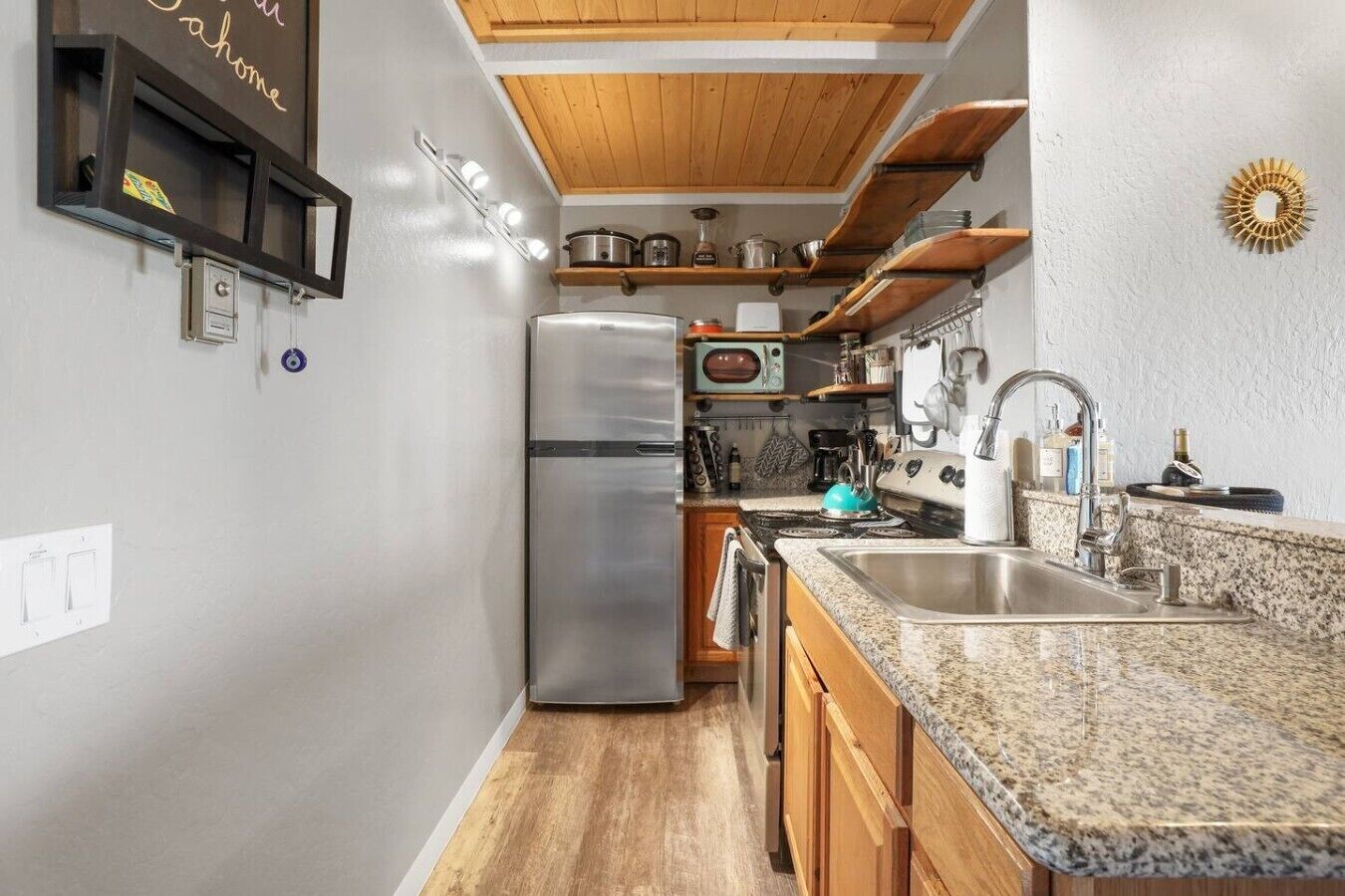 Coffee/tea maker, fridge, microwave, stovetop