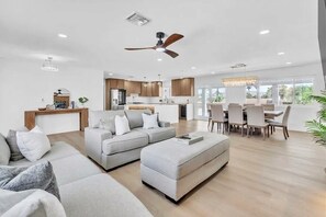 22 (2) - LUX 6BR 3 Suites 3 Kitchens Pool 2 Huge Backyard Firepit (Las Vegas)