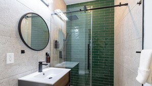 Asciugamani, shampoo, carta igienica