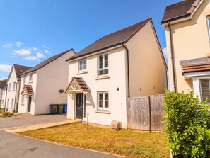 A residential building with a pitched roof, multiple windows, and a front door. - HIGHER GORSE, pet friendly, with a garden in Roundswell (Barnstaple)