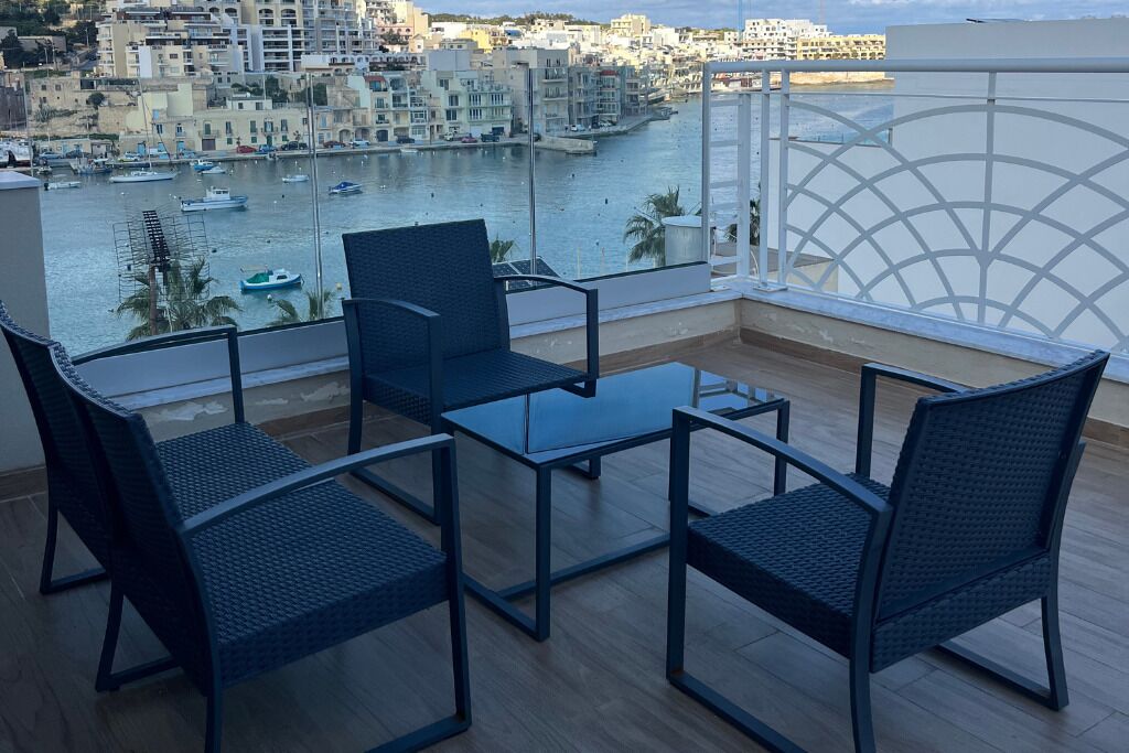 Un balcon donnant sur une marina et des immeubles.