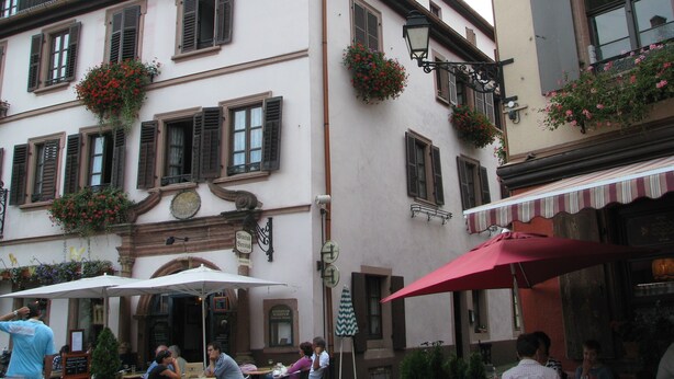 A building with multiple windows, some with shutters, and flower boxes on the exterior. - Le Bretzel Apartment with Mountain View and Wi-Fi (Ribeauvillé)