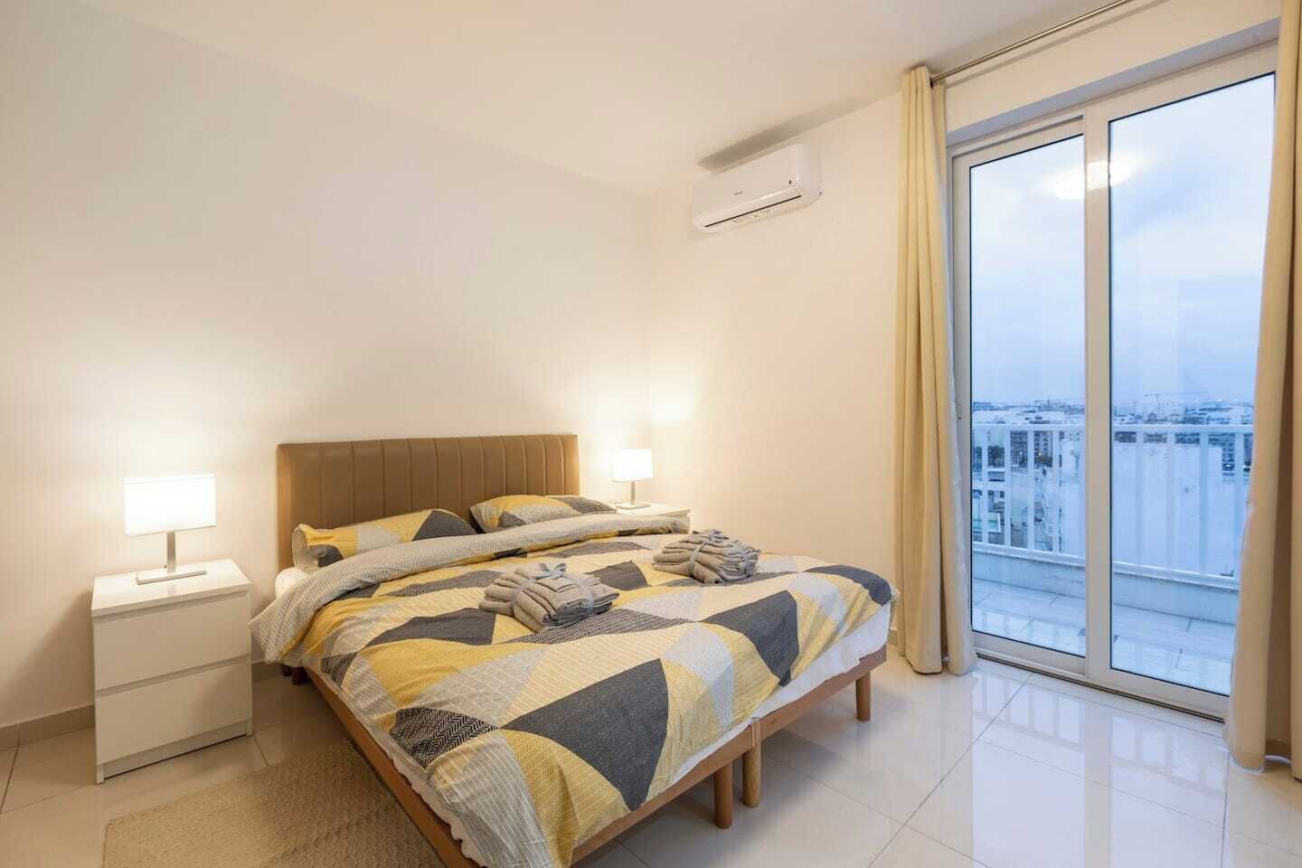 Iron/ironing board, WiFi (free)