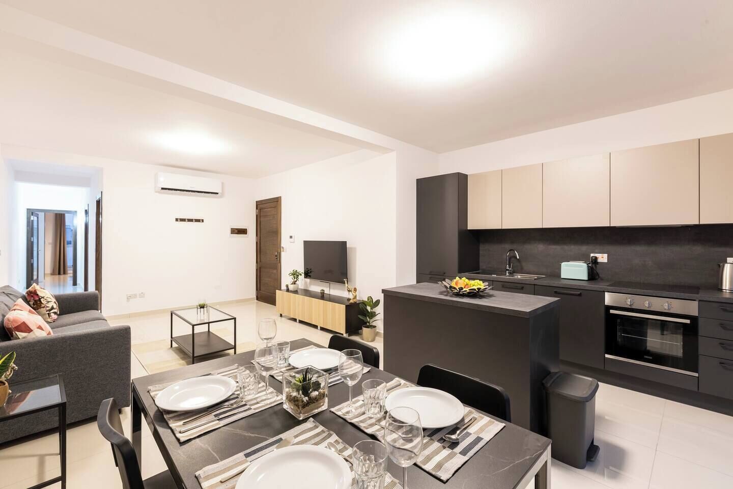 Eine moderne Wohnung mit Essbereich, Küche und Wohnraum.