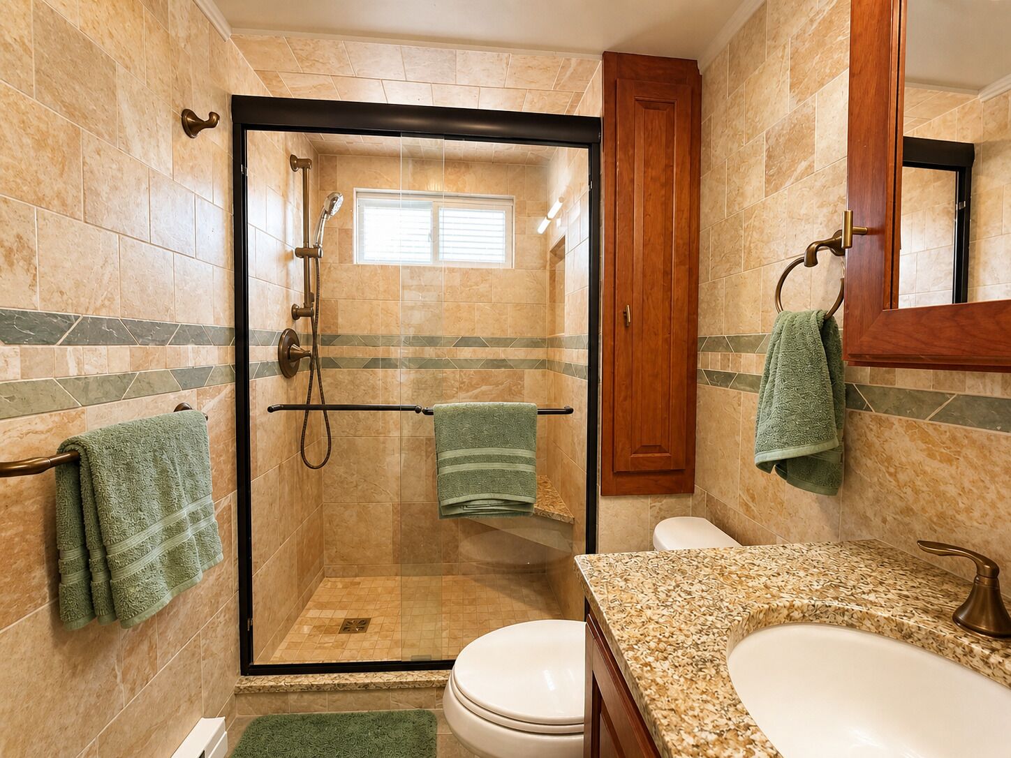 Ein Badezimmer mit Dusche, Toilette und Waschbecken.