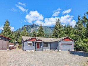 Un bâtiment à deux étages avec une porte rouge et un garage.
