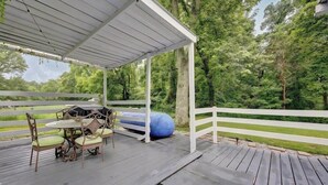 An outdoor patio with a covered seating area, a table, and chairs. - Apartamento en Bloomington (Bloomington)