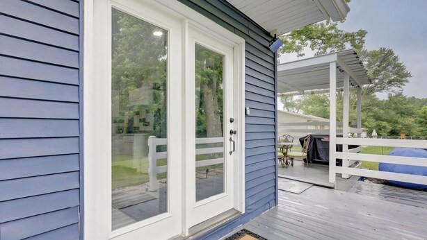 A house with a covered porch, a sliding glass door, and a welcome mat. - Apartamento en Bloomington (Bloomington)