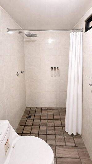 A shower with a glass door, a white curtain, and a tiled floor. - Bowra Suite Privada 4, Colonia Americana (Guadalajara)