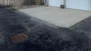 Ein zweistöckiges Haus mit Garage, Veranda und einer Flagge.