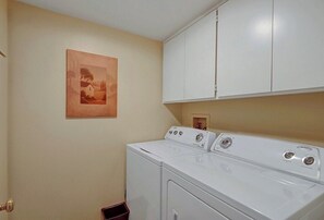 K0341 - 27 - LAUNDRY ROOM mls.jpg - Palm Springs Waterfront Oasis (Palm Springs)