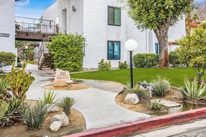 Edificio residenziale con un cartello che indica '250 E. San Jose Road Units 57-59'.