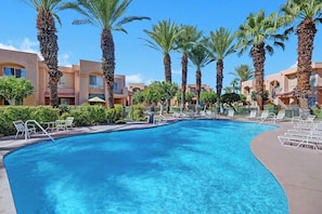 A swimming pool with lounge chairs and palm trees. - La Palme Urban Chic Palm Springs Condo (Palm Springs)