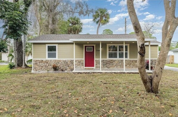 Exterior - 4 Bedroom Coastal Farmhouse In Cocoa Florida (Cocoa)