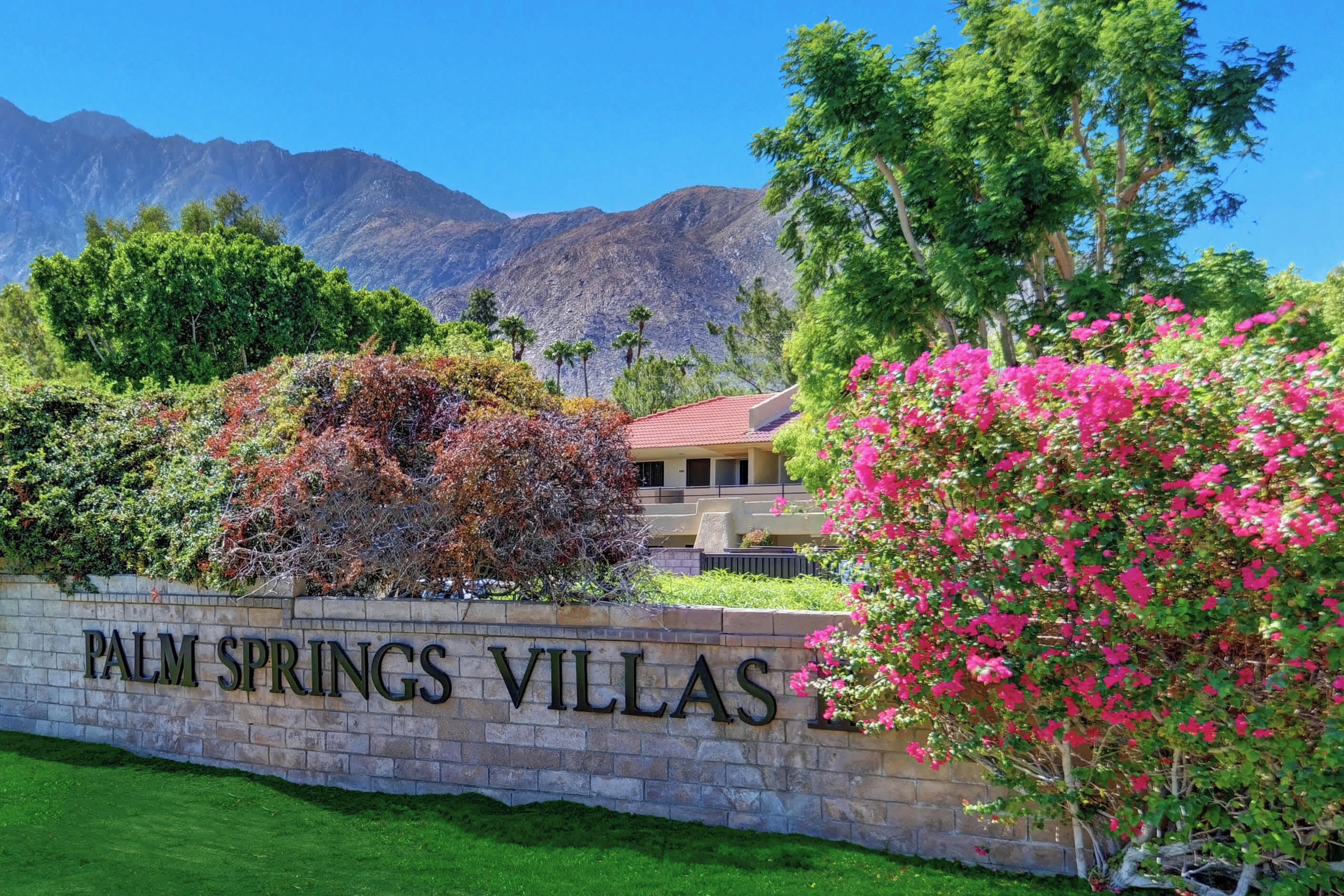 Schild für Palm Springs Villas mit Bergblick im Hintergrund.