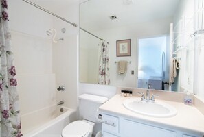 Ein Badezimmer mit Badewanne, Toilette und Waschbecken.