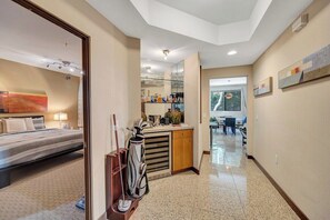 Une chambre d’hôtel équipée d’un lit, d’un bureau, d’un miroir et d’une kitchenette.