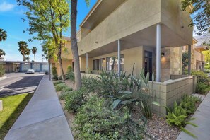 A modern building with a covered entrance and a landscaped garden area. - Biltmore Chic - South Palm Springs (Palm Springs)