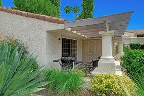 A house with a patio, a grill, and a pergola. - Mesquite Desert Bungalow (Palm Springs)