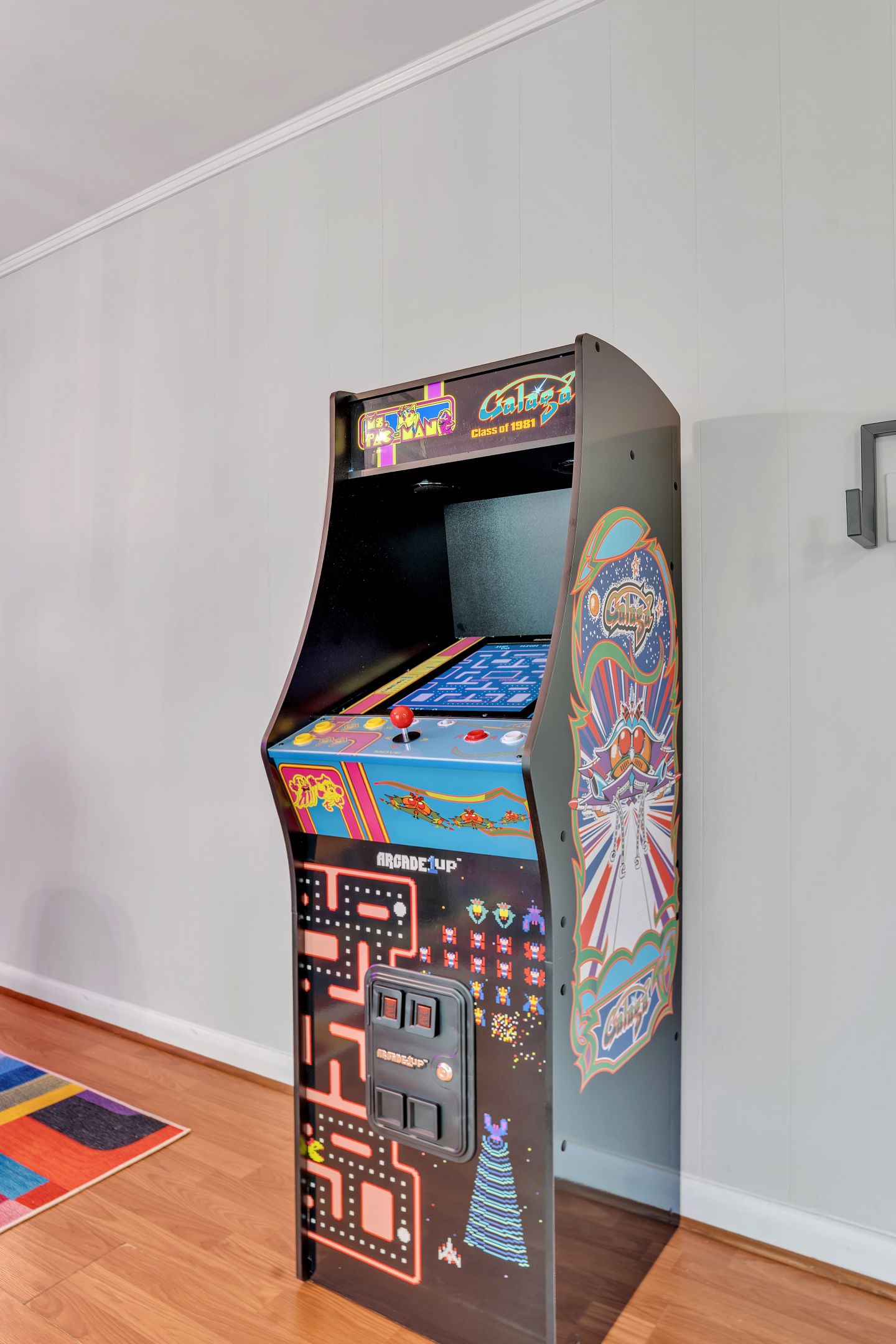 Ein Retro-Arcade-Automaten mit farbenfrohem Design und einem Joystick.