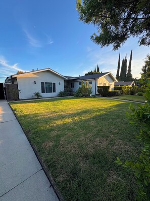 A modern two-story house with a well-maintained lawn and a clear sky. - Awesome 4-bedroom house with AC in charming Los Angeles (Los Angeles)