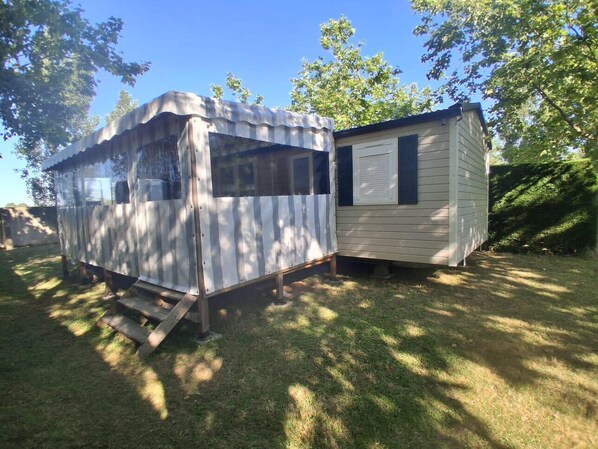 A mobile home with a covered porch and a separate attached structure. - Mobilhome 2 chambres 6 personnes (Saint-Thomas-de-Conac)