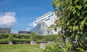 En modern byggnad med en glasfasad och skyltar för Excel London.