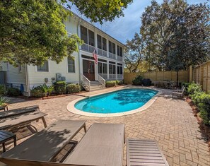 Ein Wohnhaus mit Pool, Außenbereich und einem zweistöckigen Gebäude.