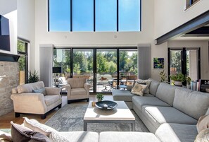 A spacious living room with a large sofa, armchairs, and a coffee table. - Modern Luxury 4-bedroom home in Boulder (Boulder)