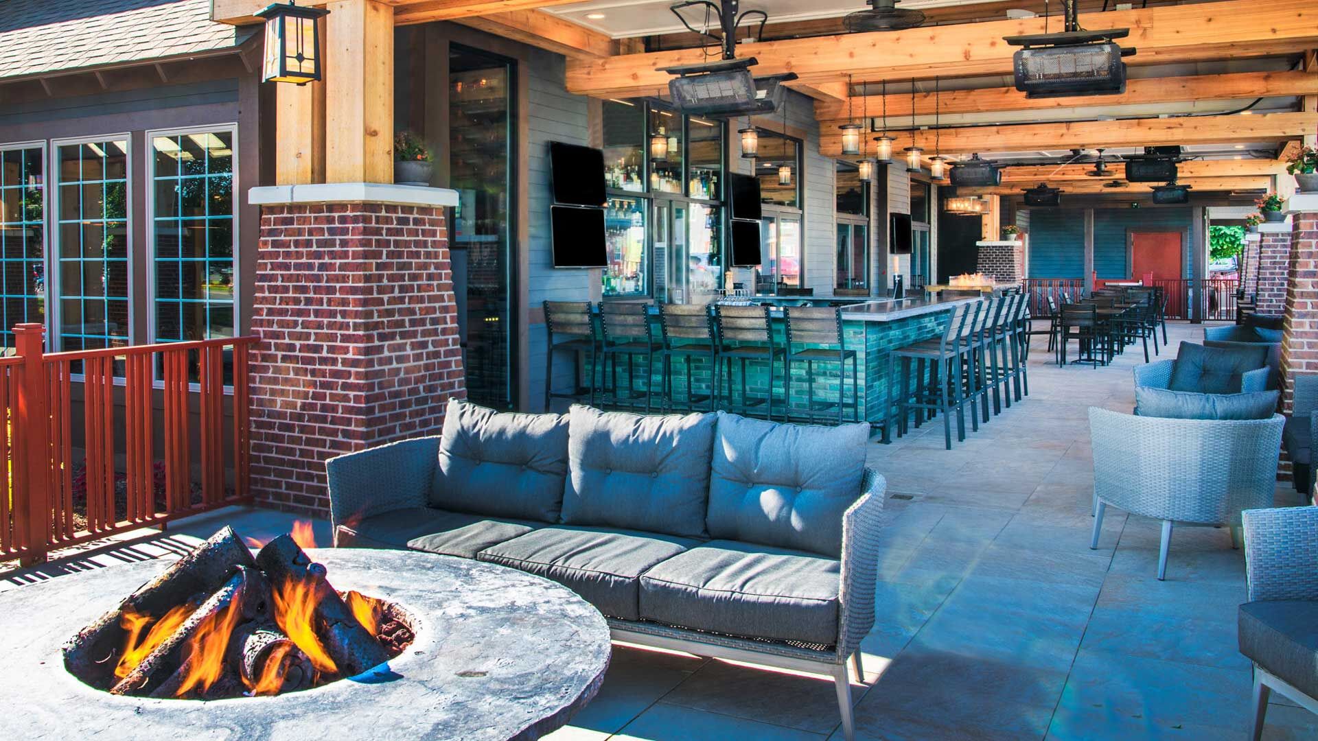 Une terrasse extérieure dotée d’un foyer, d’un espace salon et d’un bar.