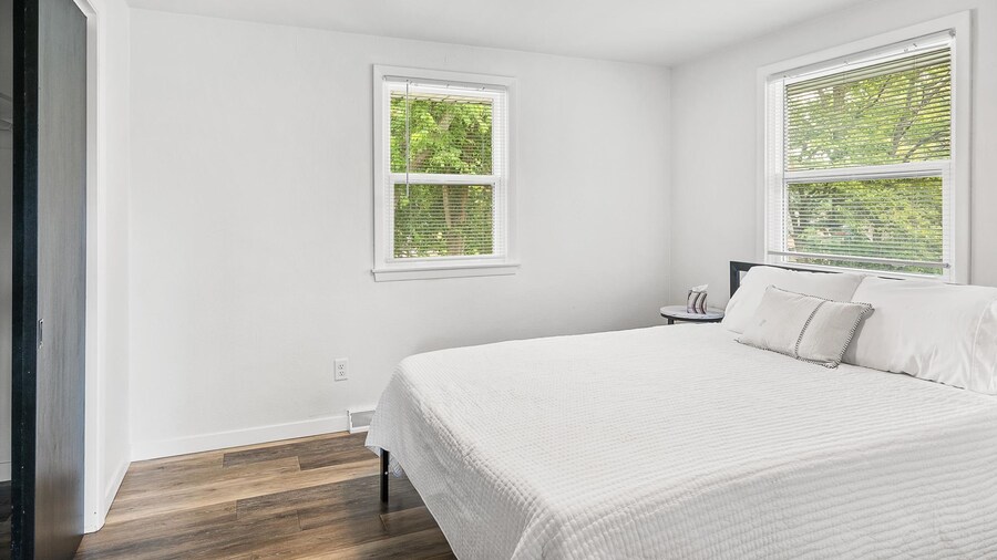 Prime Spot Fully Renovated Near Lambeau Titletown