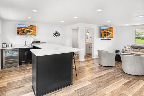 Prime Spot Fully Renovated Near Lambeau Titletown