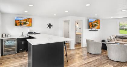 Prime Spot Fully Renovated Near Lambeau Titletown