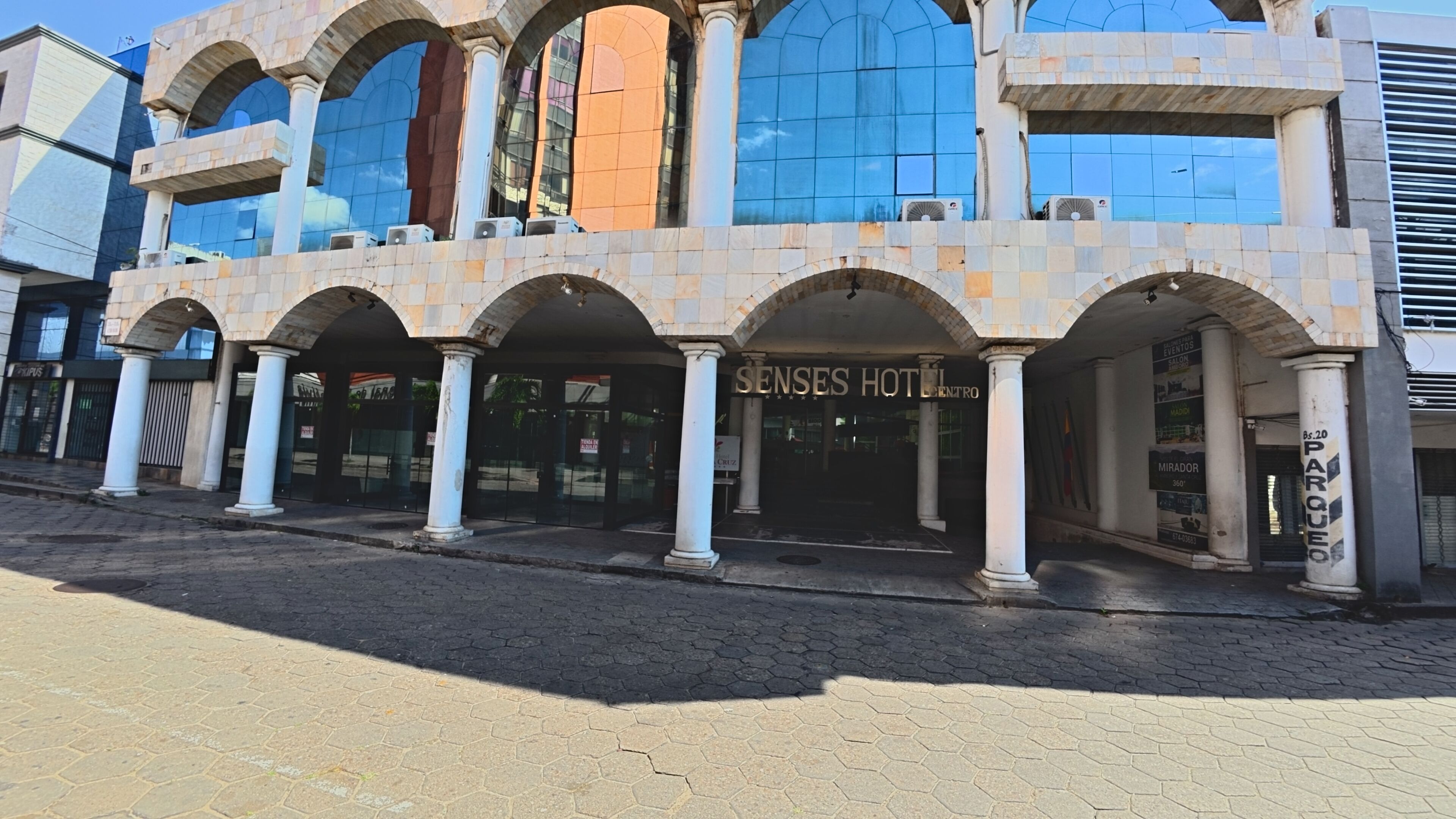 Un hôtel doté d’une façade moderne, de grandes fenêtres et d’une entrée imposante.