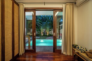 A room with a wooden floor, a sliding glass door leading to an outdoor pool area with a tropical garden view. - Villa SENJA de Sanur.
Peaceful retreat in the center of Sanur. (Sanur - Denpasar Selatan- Denpasar City)